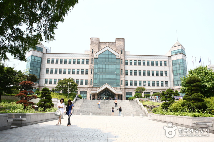 Корейский национальный университет. Сеульский национальный университет. Корейский университет в Сеуле. Сеульский национальный университет студенты. Кангвон университет Кореи.