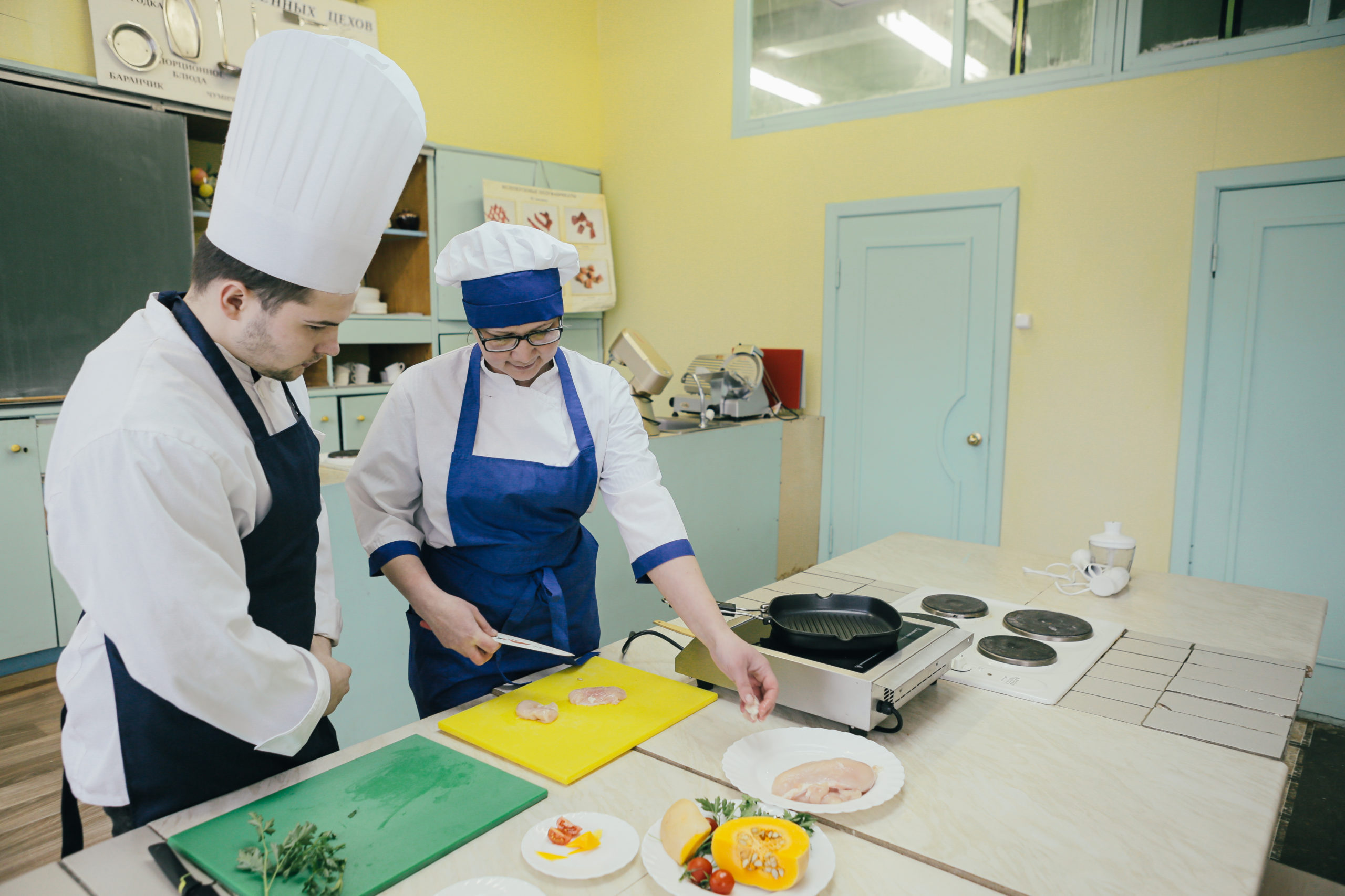 Какие экзамены сдают на повара. Училище 58 Новошахтинск повар кондитер. В Черкесске колледж повар кондитер. Кулинарное училище. Училище на повара.